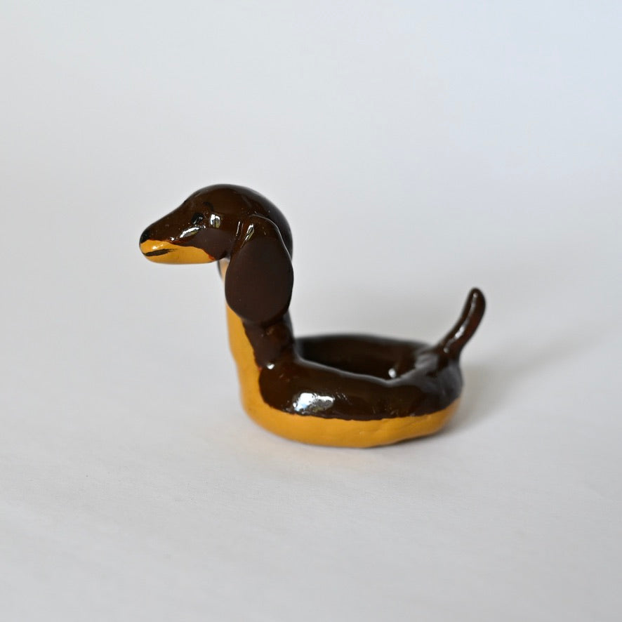 Ringhalter Figur aus Ton, überzogen mit Epoxidharz, dunkelbraun mit hellbraunem Bauch, Ohren.