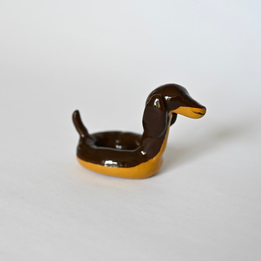 Ringhalter Figur aus Ton, überzogen mit Epoxidharz, dunkelbraun mit hellbraunem Bauch, Ohren.