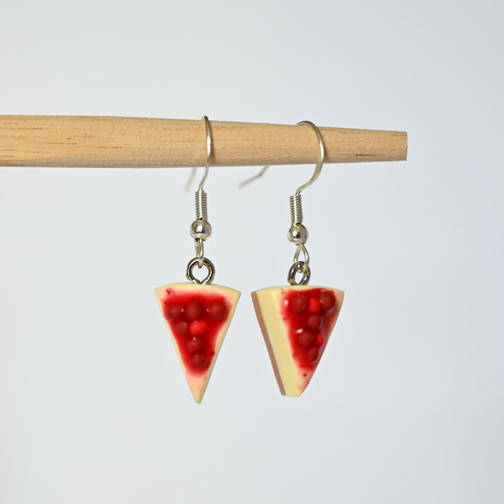 Handgemachte Ohrringe aus Polymer Ton, Silberhaken mit Cheesecake Motiv daran.