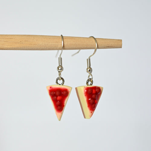 Handgemachte Ohrringe aus Polymer Ton, Silberhaken mit Cheesecake Motiv daran.
