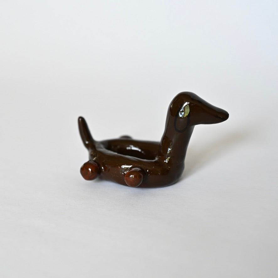 Ringhalter Figur aus Ton, überzogen mit Epoxidharz, dunkelbraun, keine Ohren.