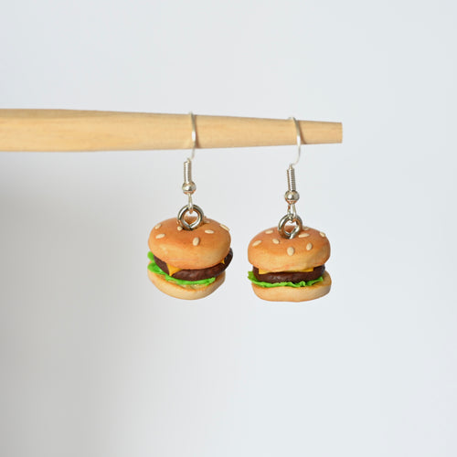 Handgemachte Ohrringe aus Polymer Ton, Silberhaken mit Burger Motiv daran.