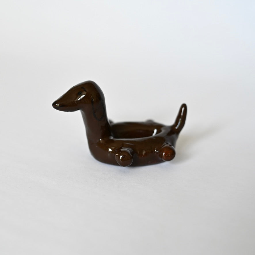 Ringhalter Figur aus Ton, überzogen mit Epoxidharz, dunkelbraun, keine Ohren.
